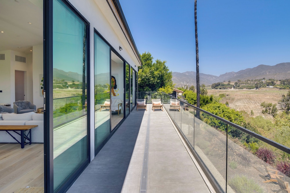 1 Mi to Point Dume: Mtn-view Escape w/ Patio!