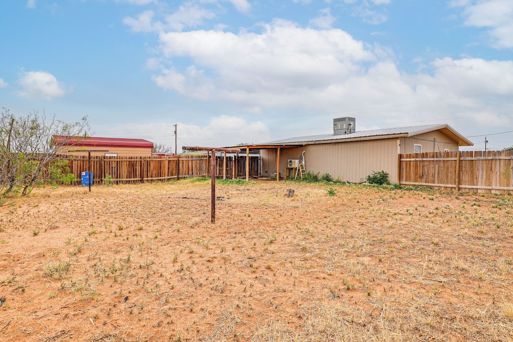 7 Mi to Dtwn Odessa: Home w/ Large Yard!
