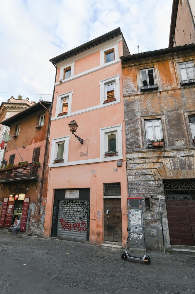 Gorgeous Trastevere Loft On The River