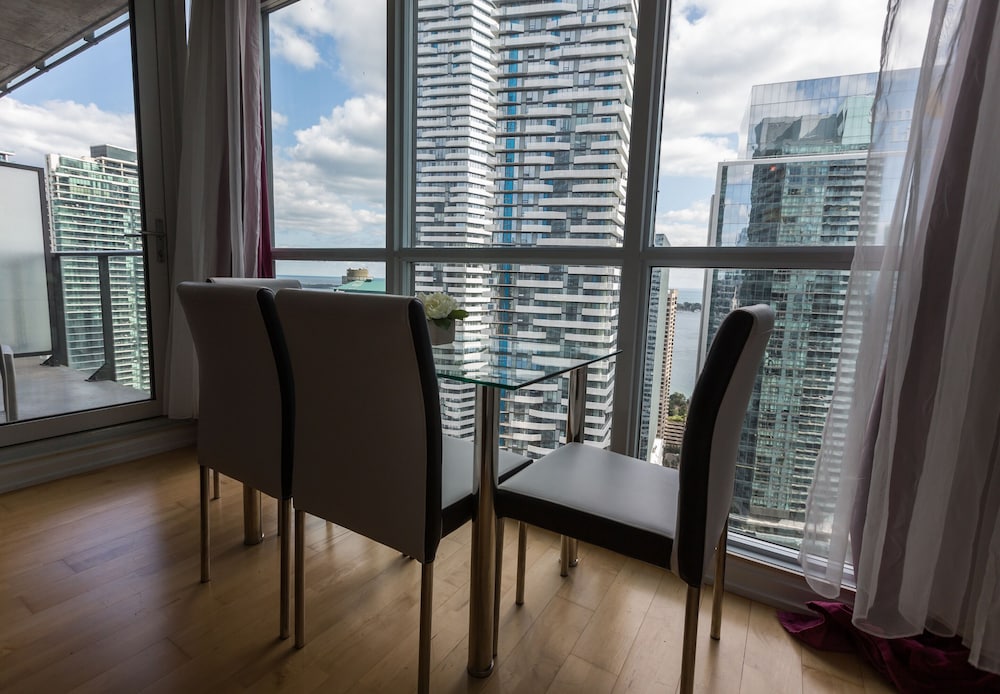 Bremner Blvd-CN Tower-Union Station - Image 1