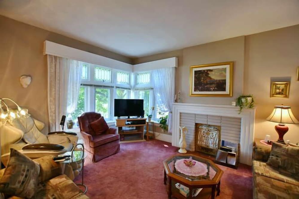 10th Avenue Guest House & Suites