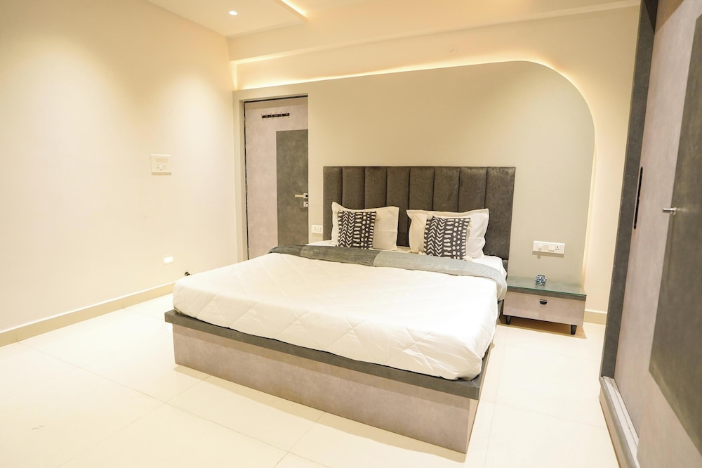 Aurelia Apartment By Red Olive 4bhk 30min Hitech