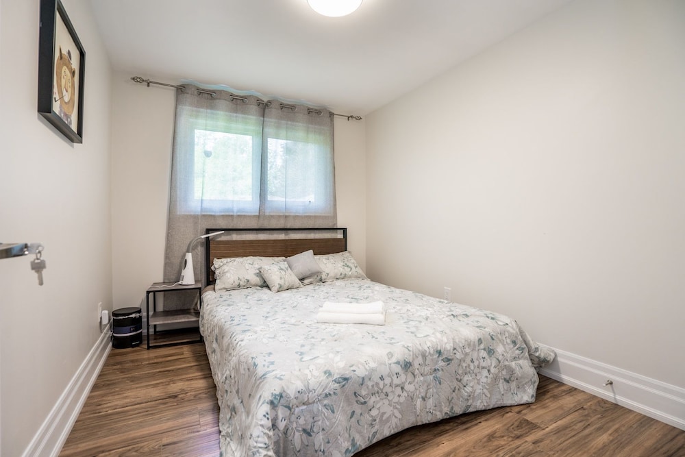 Entire Bungalow 5 Bedrooms - Image 3