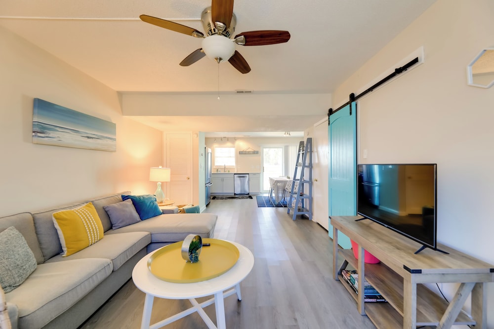 1/2 Mi to Atlantic Beach: Townhome w/ Balcony!