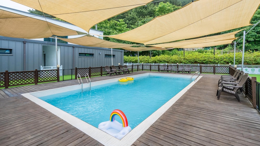 Gapyeong Dangdangi Pet Poolvilla Blue