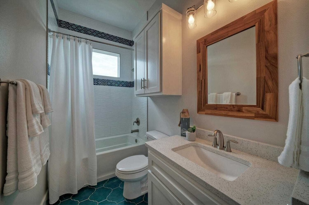 Sleeps 22! 2 Homes Priv Pool, Putting Green, Bar, Deck, Prime Port A Location