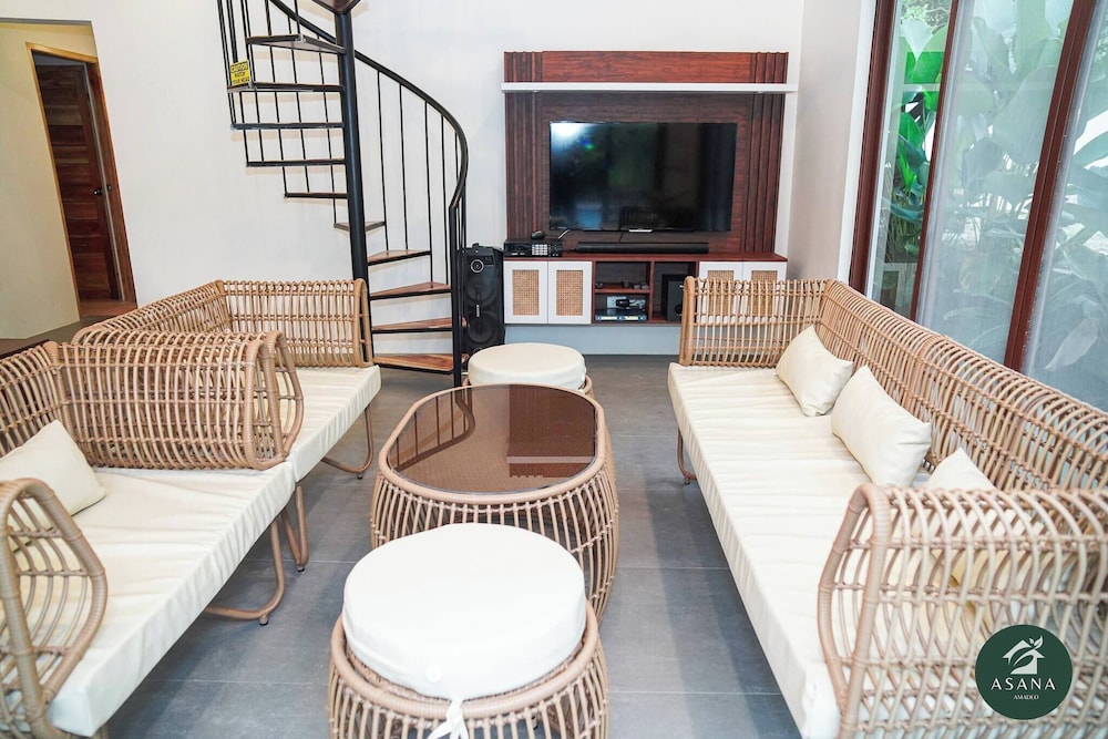 Modern Tropical 2BR Villa & Pool Retreat in Amadeo