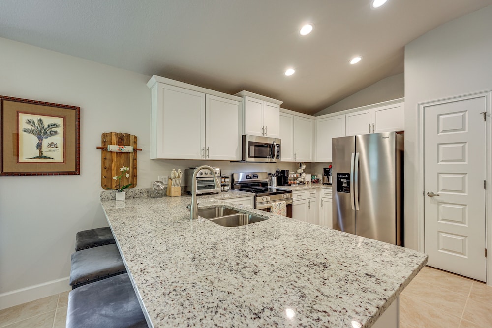 15 Mi to UF: Home w/ Furnished Porch in Alachua!