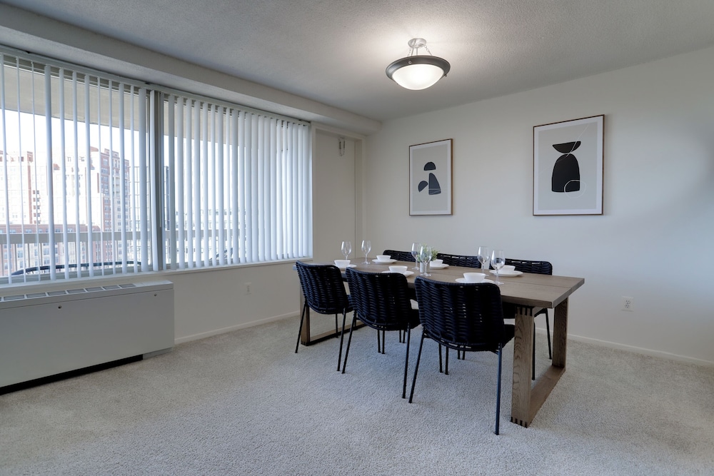 Stylish & Spacious 2BR in Crystal City