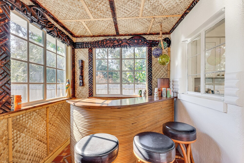 3 Mi to Dtwn: Tampa Cottage w/ Fire Pit!