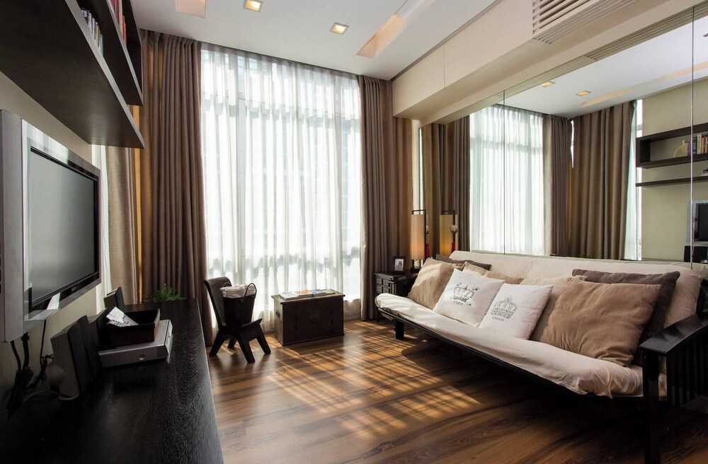 Elegant 2BR Apartment in Upscale Fort BGC Fast Wifi