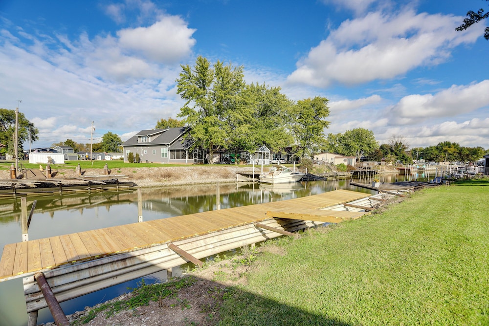 Walk to Lagoon Saloon! Chic Home on Nugent's Canal