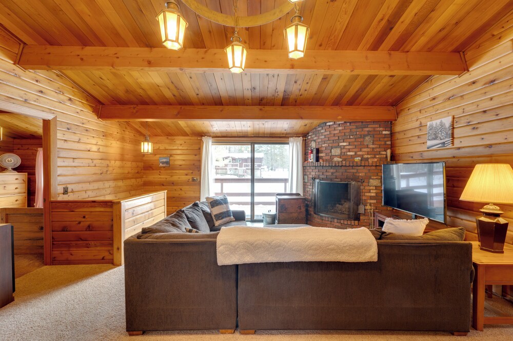 Hike & Ski: Cabin w/ Fireplace in Franconia!