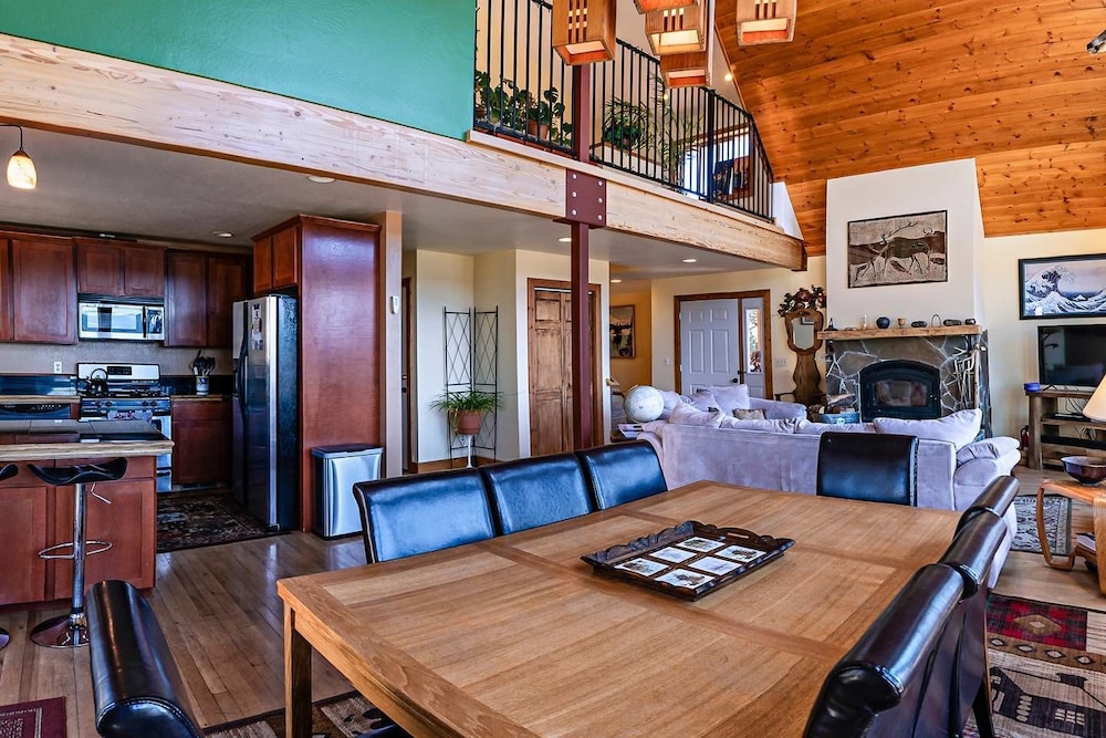 Sunset Chalet - 2600 Sq.ft. Multi-seasonal Retreat