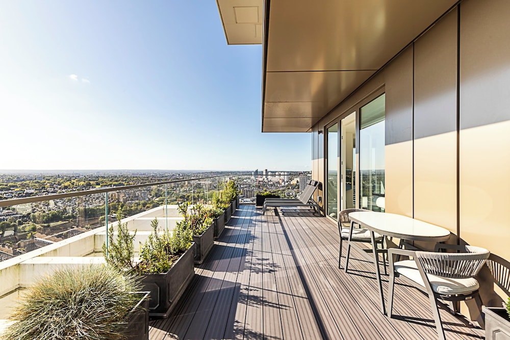 Luxurious 3-bed Sky-high Battersea Gem