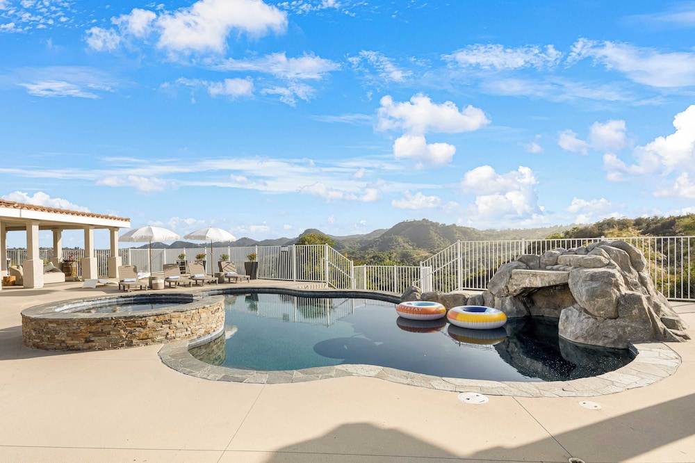 Pool, Views, Hot Tub, Fire Pit & Arcade Vista Clara by Avantstay