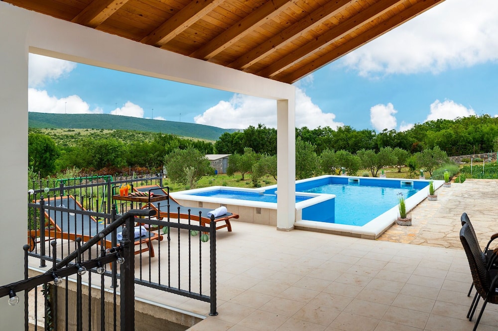 Villa Kiara en Unesic — recepcion & lobby
