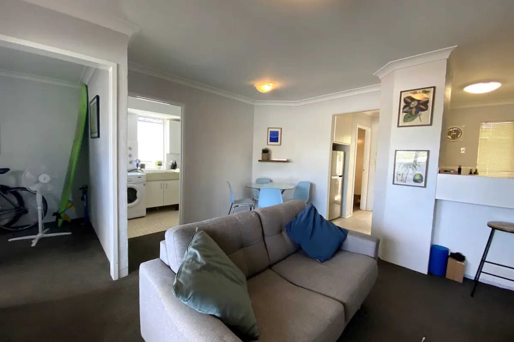 Cosy 1 Bedroom Apartment in Trendy Mount Lawley view 4