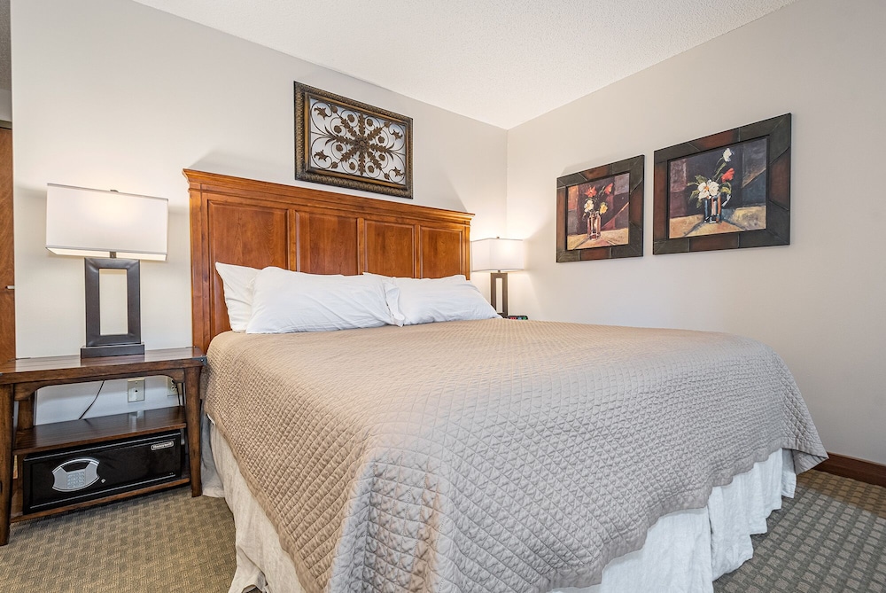 Suites at Silver Tree A123 view 3