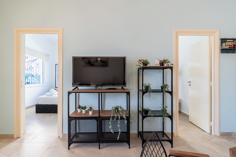 Nala - 2 Bedroom Apt & Patio in Larnaca
