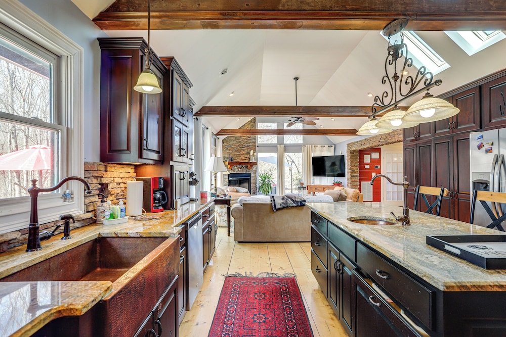 Large Deck: Luxe 6-acre Retreat in Dahlonega!