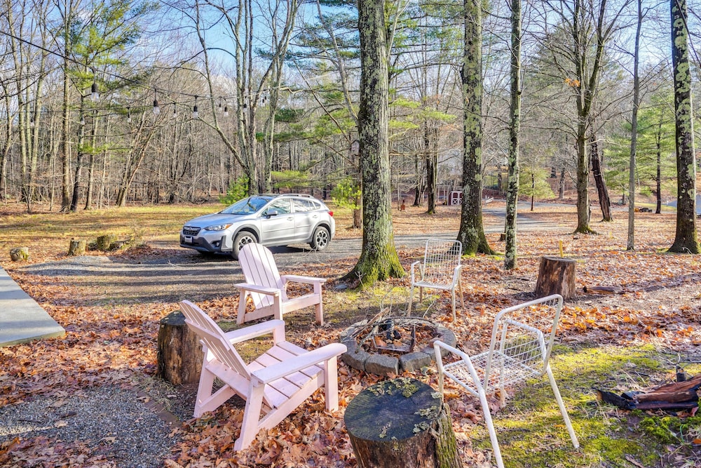 Mtn Views + On-site Hiking Trails: Catskills Cabin