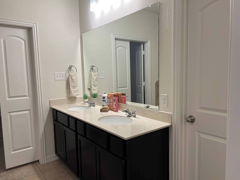 Balmoral Lakeside 5br 4ba House