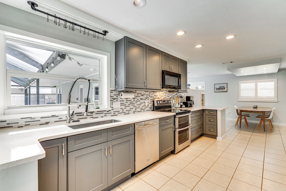 2 Mi to Beach: Canal-front Retreat in Cape Coral!