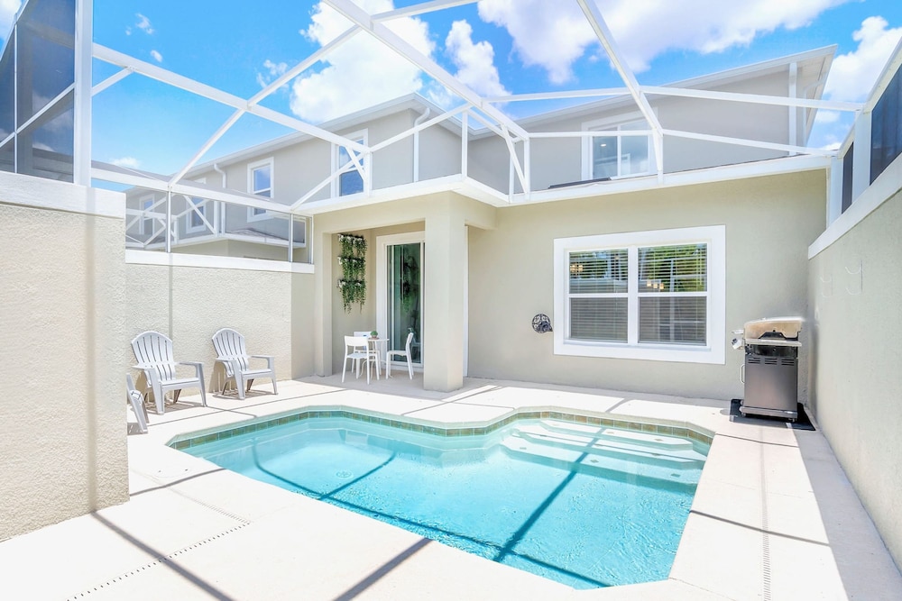 Upstay - Championsgate Home w Pool and Backyard view 4