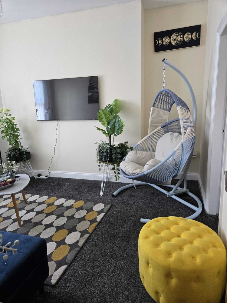 Charming Wolverhampton Apartment With Private Entrance