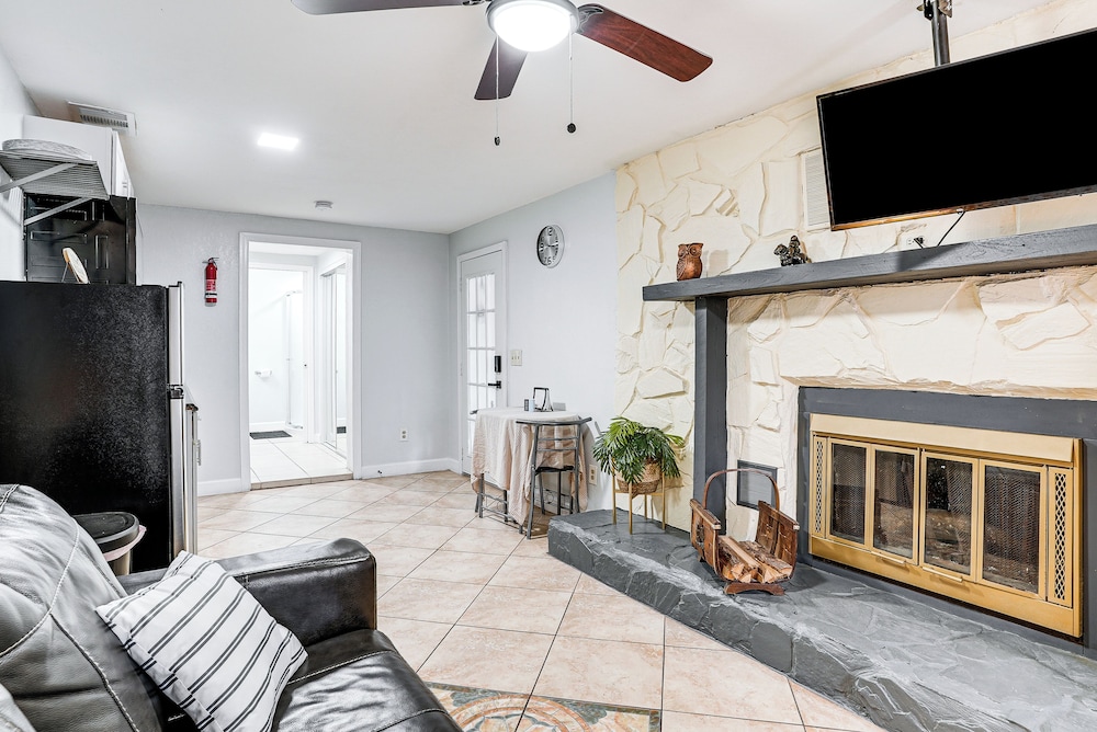 Screened Porch: Tampa Studio 4 Mi to Busch Gardens