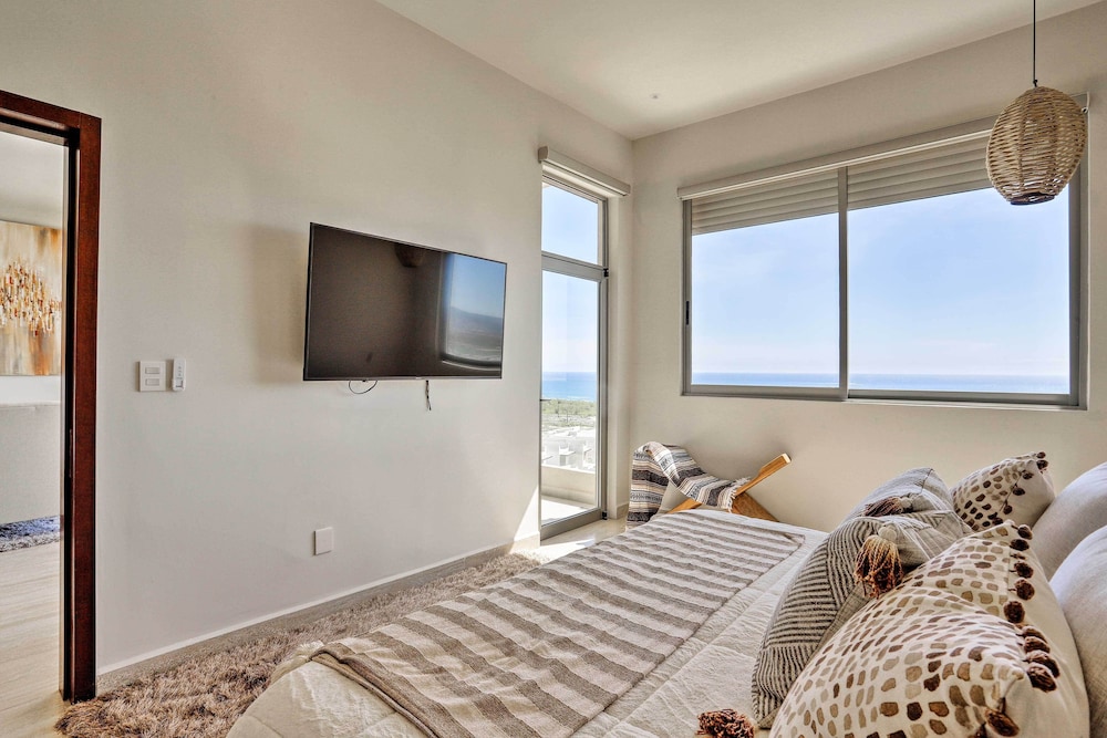 Luxe Cabo Condo w/ Ocean Views + Amenities!