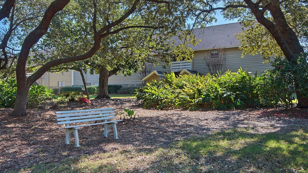 Sleeps 8 w/ Resort Pools, Tennis, Golf & Beach Access + Attraction Tickets!