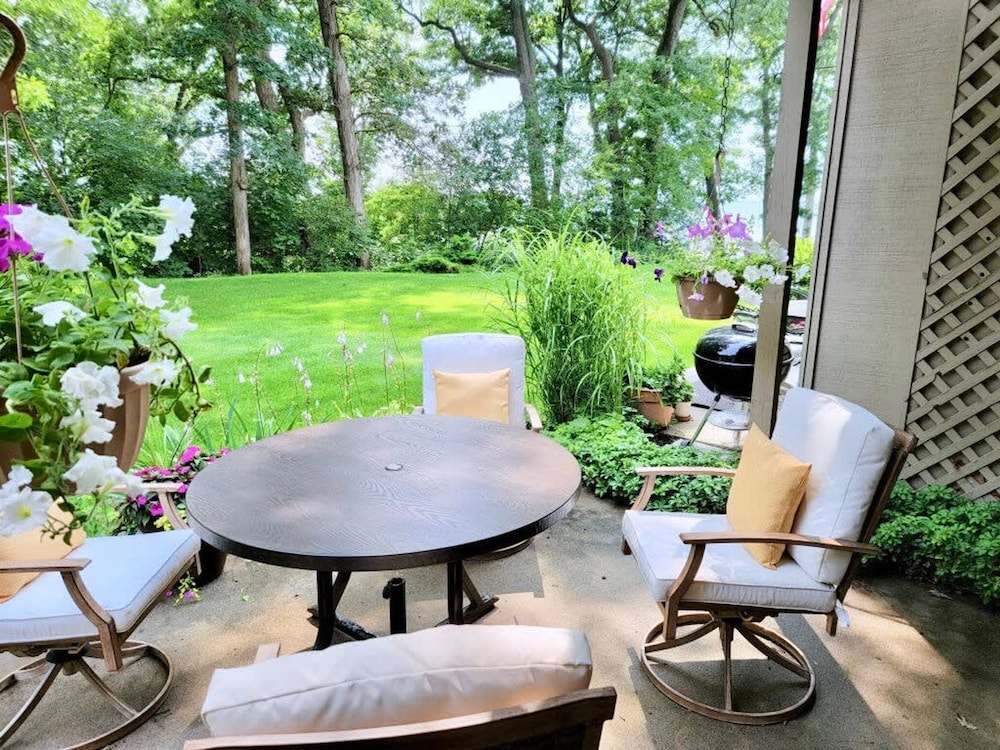 Charming Bayview - Downtown Condo With Pool