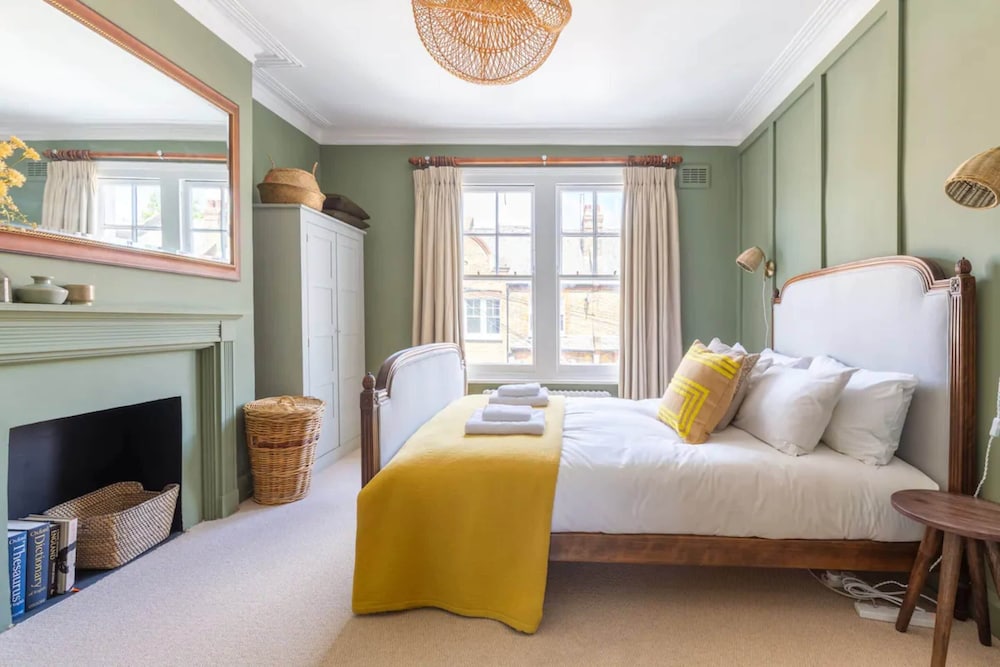 Luxuriously Designed 3 Bedroom Apartment in Clapham