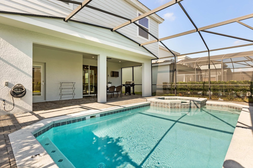 Family Fun Villa w Pool Hot Tub Game Room