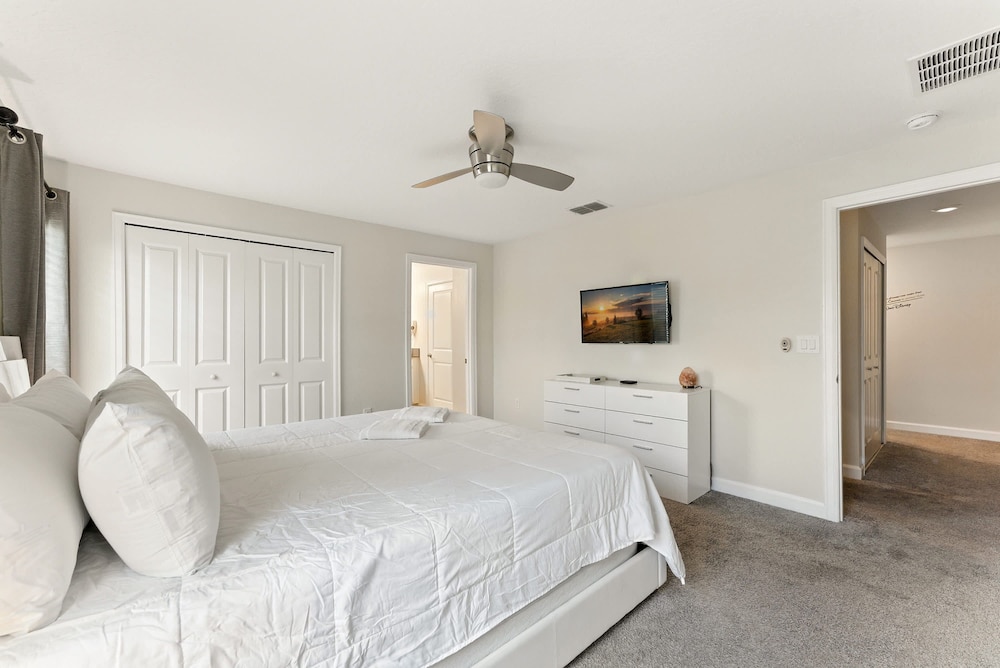 Comfort Stay With Pool Near Attractions