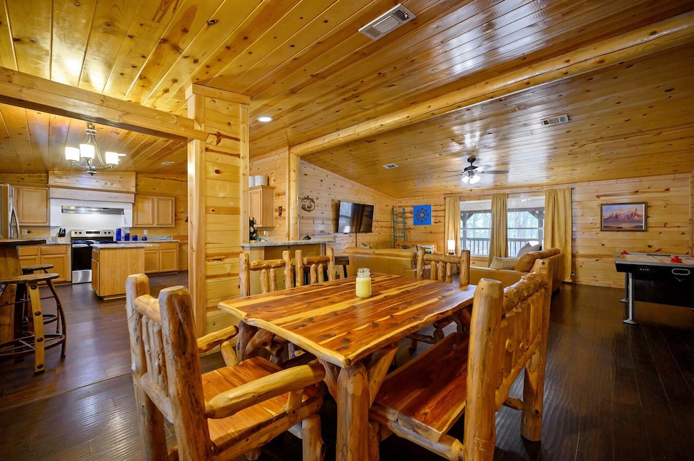Outlaw Rose Cabin for 8!