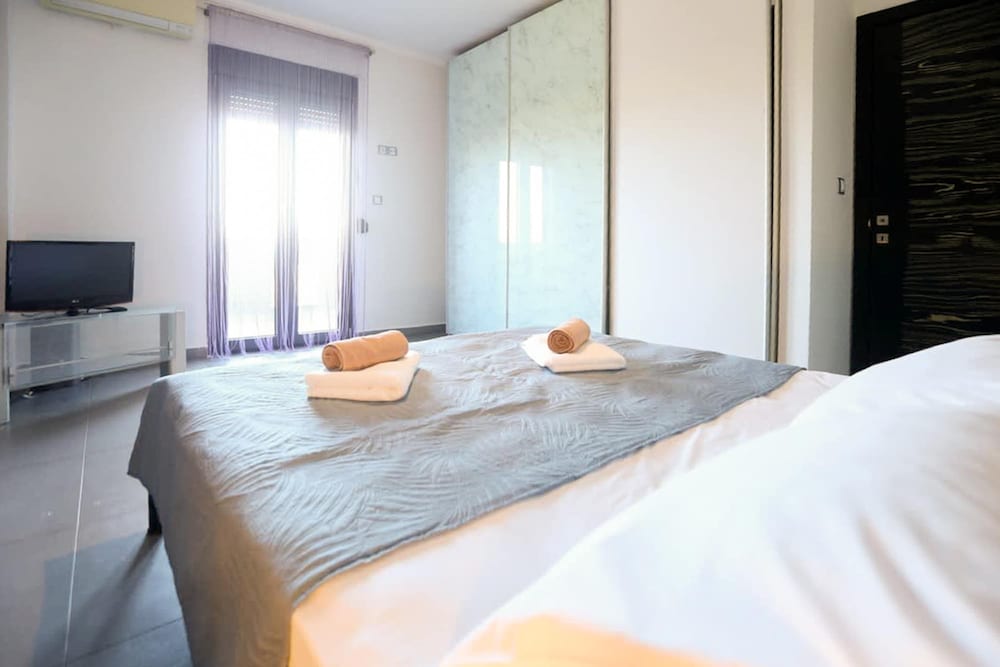 Villa Erytha - Serene Retreat With Views Garden