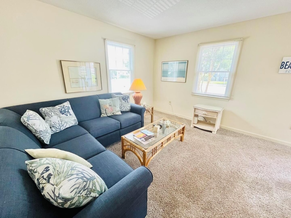King Charles Avenue 404 #4
