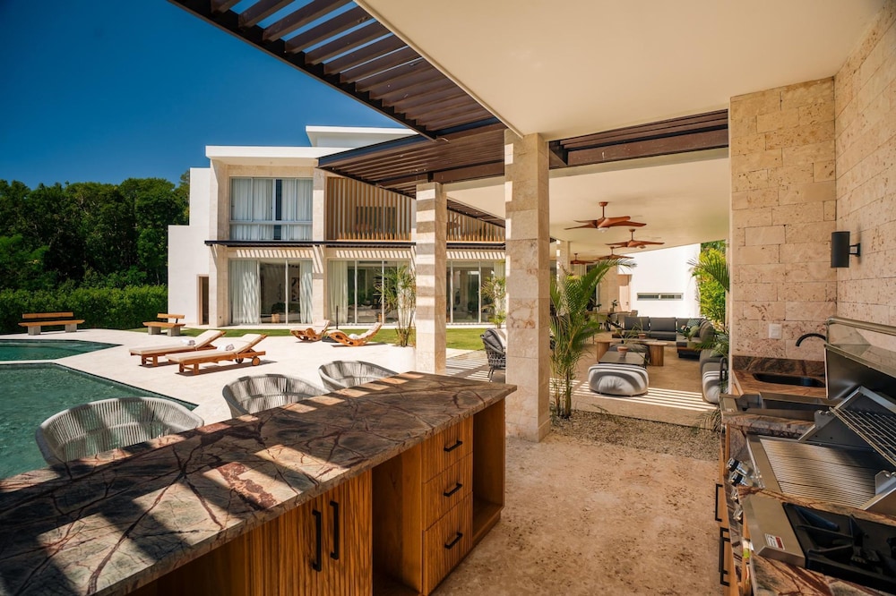 Modern 6 BDR Golf Front Villa in Luxury Beach Resort w Pool and Heated Jacuzziz