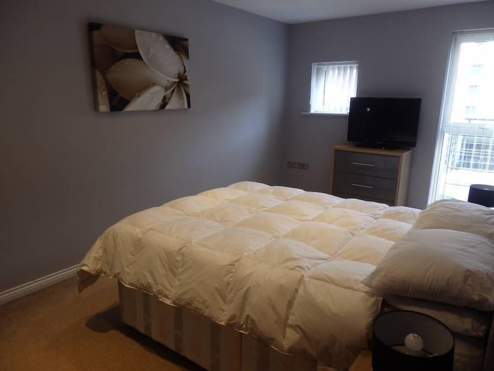Beautiful Two Bedroom Apartment view 2