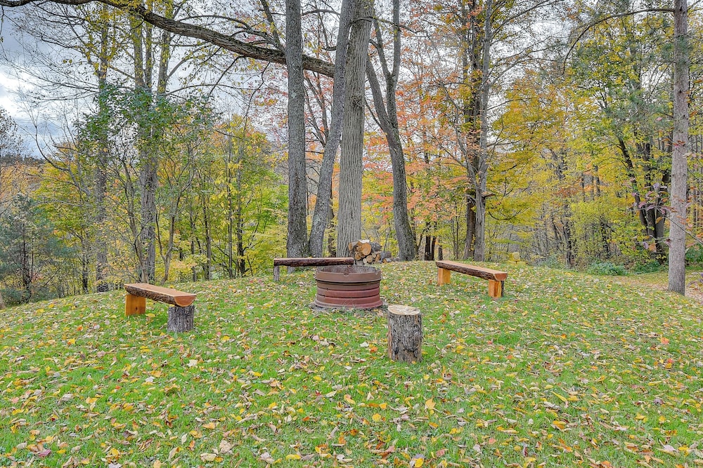 Private Hannibal Cabin With Sauna & Hot Tub!