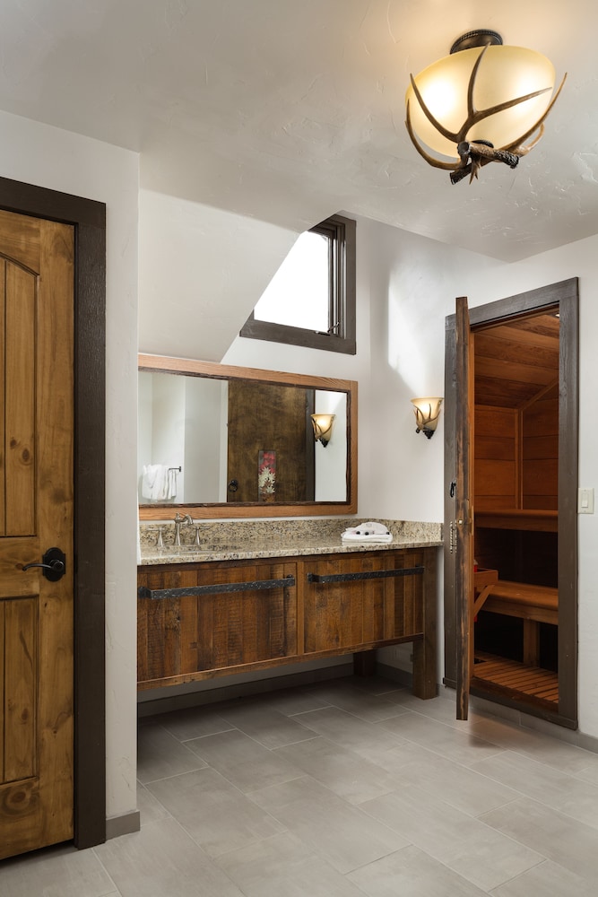 The Landing at Estes Park - Riverside Retreat