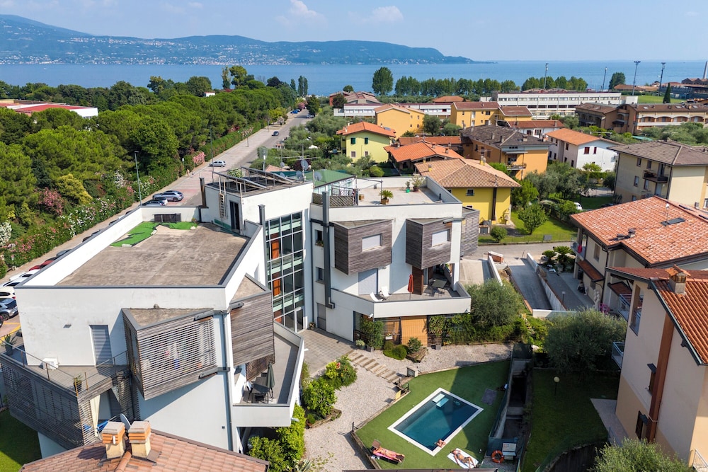 Onyx House With Shared Pool view 3