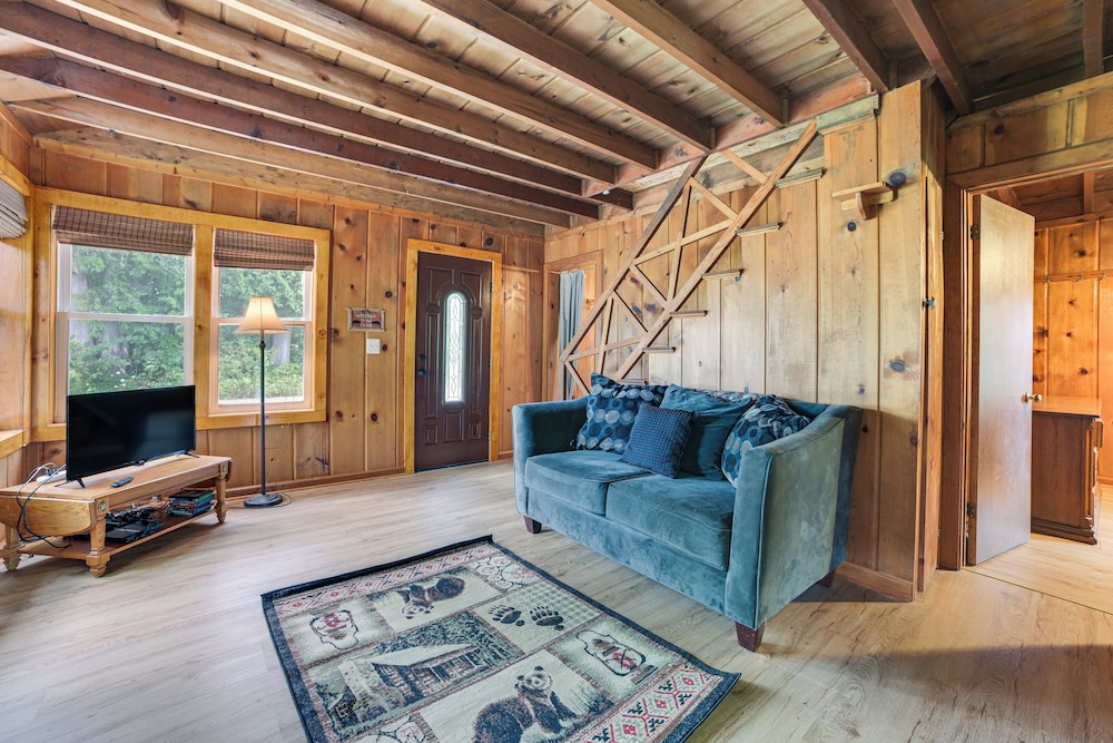 Cozy Lupton Cabin Near Trails & Lake