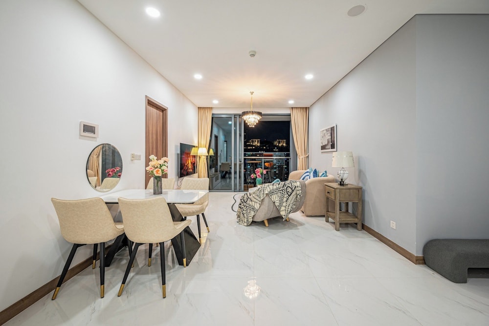 Luxury Sunwah Apartment near Landmark 81 - City View