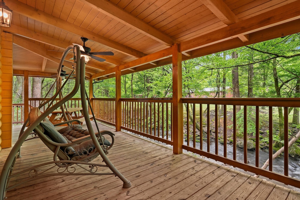Elk Rapids On Cosby Creek 3 Bedroom Cabin