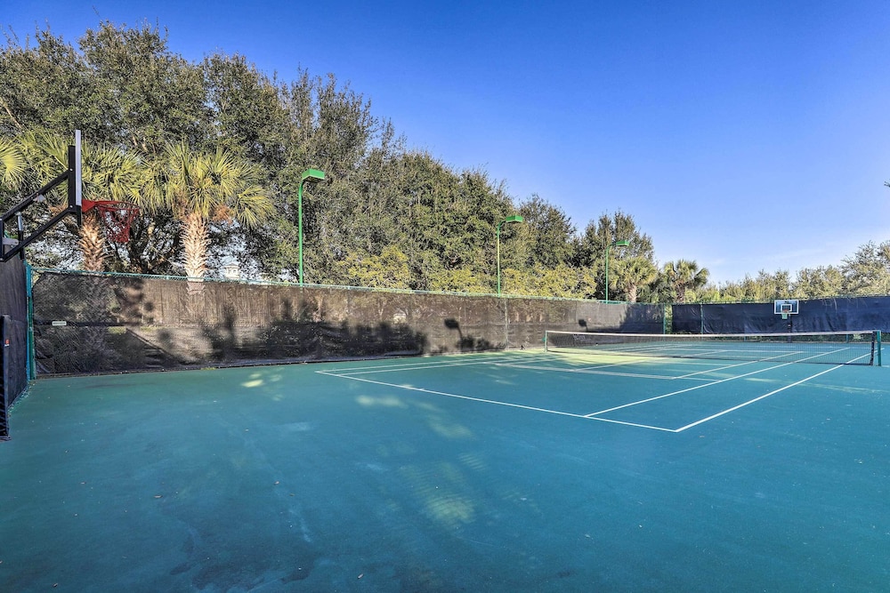 Vibrant Condo w/ Pool Access: 11 Mi to Disney