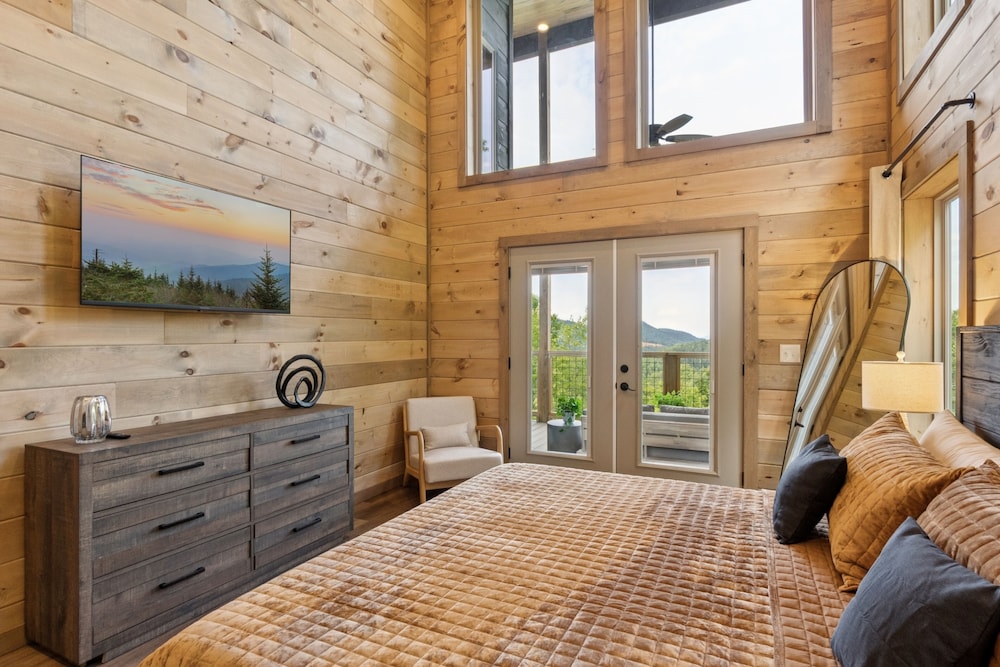 Golden Oaks Cabin 3 Bedroom Home